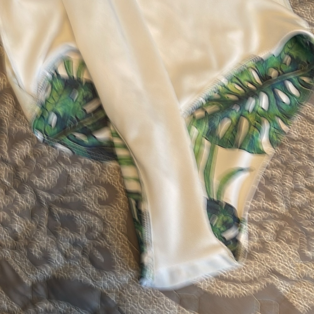 Women’s Large One piece swimsuit - Picture 5 of 8